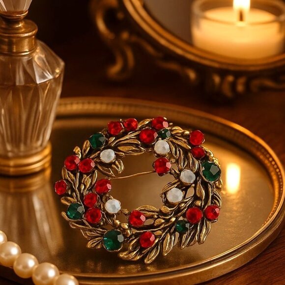 Vintage Christmas Wreath Brooch Pin Gold Tone Rhinestone Holiday Outfit Gift - Picture 1 of 15